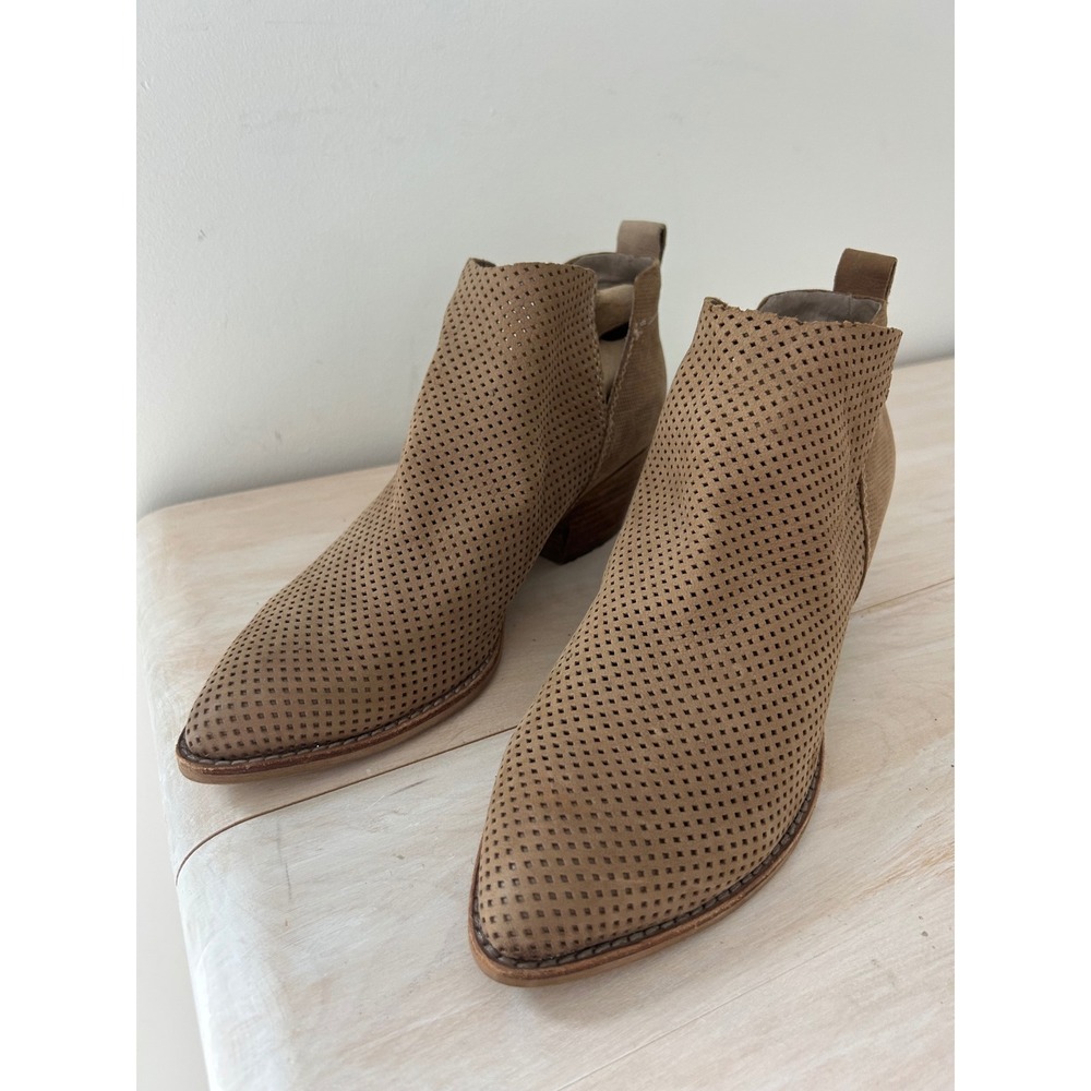Dolce Vita Tan Perforated Suede Ankle Booties Pointed Toe Block Heel Size 8.5